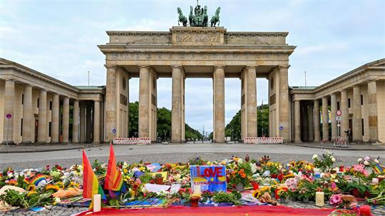 Am Brandenburger Tor wird dem Anschlag gedacht. 
