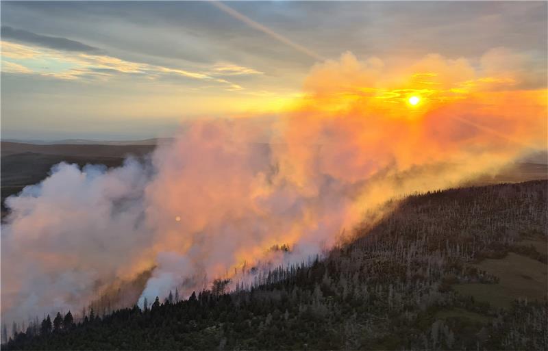 Harz: Polnisches Löschflugzeug soll Brandbekämpfung unterstützen Am Brocken brennt es über einen Zeitraum von gut einer Woche, bis die Einsatzkräfte das Feuer unter Kontrolle bringen. Foto: dpa/ Bundespolizei