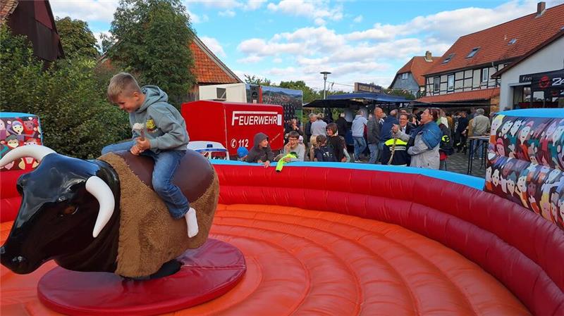 Der Neubau der Feuerwehr Gielde lässt weiter auf sich warten Am Bullenreiten haben nicht nur die Kinder ihren Spaß.