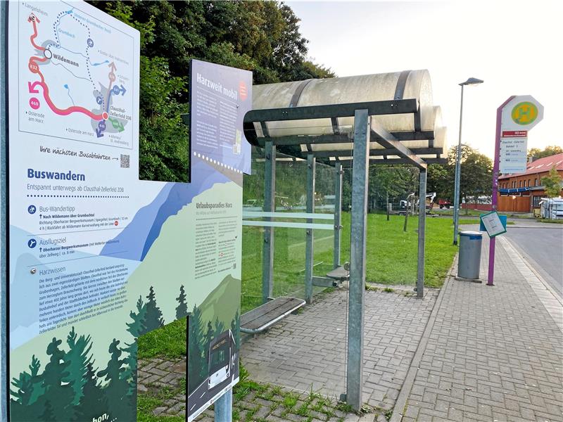 Am Busbahnhof in Clausthal-Zellerfeld wird seit Kurzem mit einer Informationstafel in H-Form für das Hatix-Ticket geworben und es werden Möglichkeiten fürs Buswandern im Harz vorgestellt. Foto: Nachtweyh