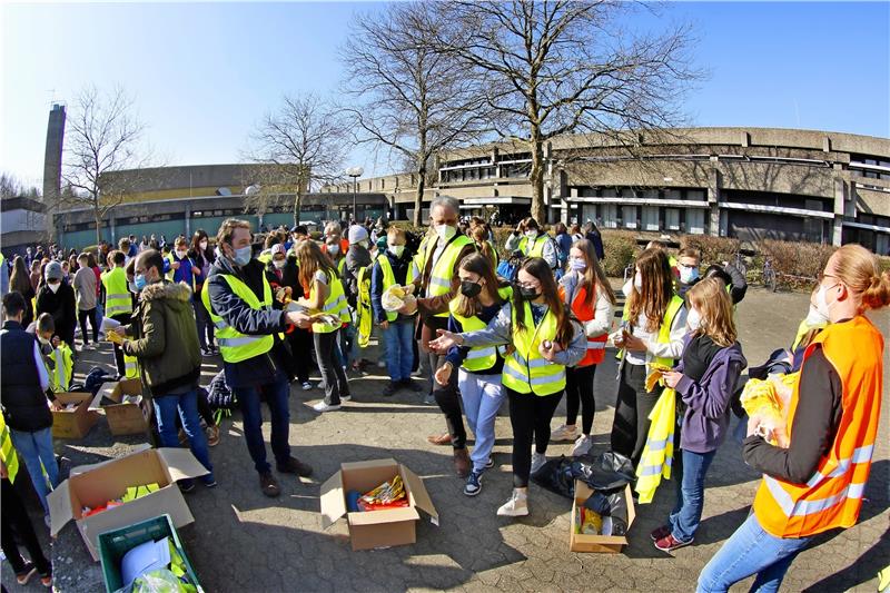 Startschuss für das große Müllsammeln in Goslar Am Christian-von-Dohm-Gymnasium bekommen die Helfer Handschuhe. Fotos: Epping