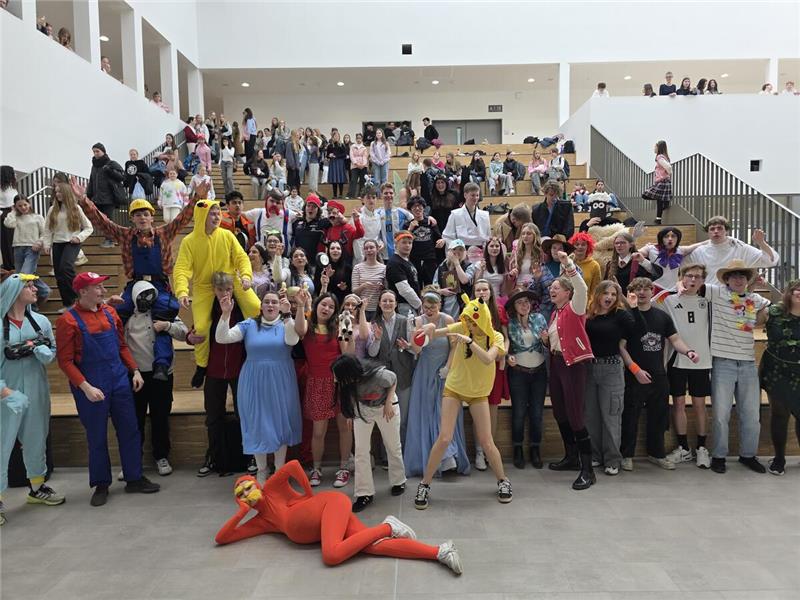 Am Christian-von-Dohm-Gymnasium verkörpern die Abiturienten am ersten Tag der Mo...