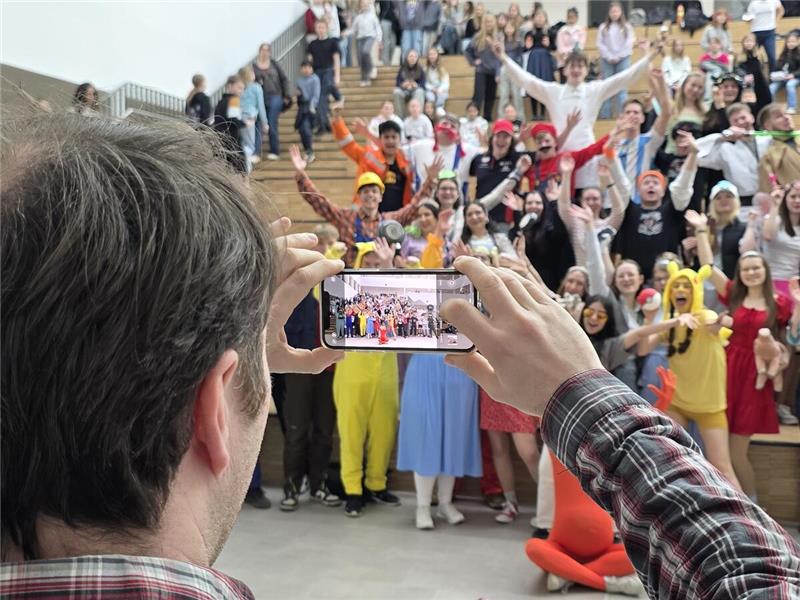 Am Christian-von-Dohm-Gymnasium verkörpern die Abiturienten am ersten Tag der Mo...