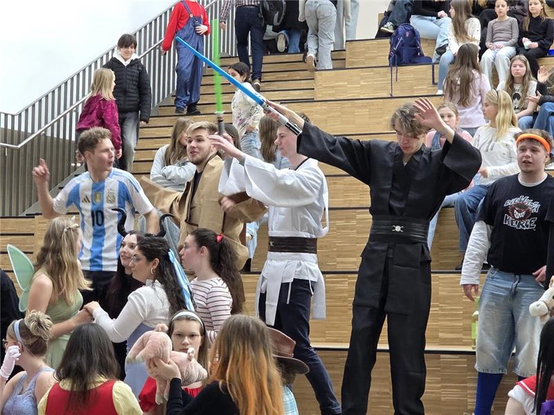 Am Christian-von-Dohm-Gymnasium verkörpern die Abiturienten am ersten Tag der Mo...