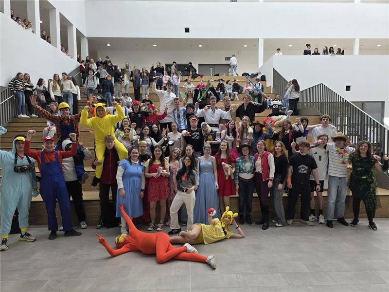 Am Christian-von-Dohm-Gymnasium verkörpern die Abiturienten am ersten Tag der Mo...