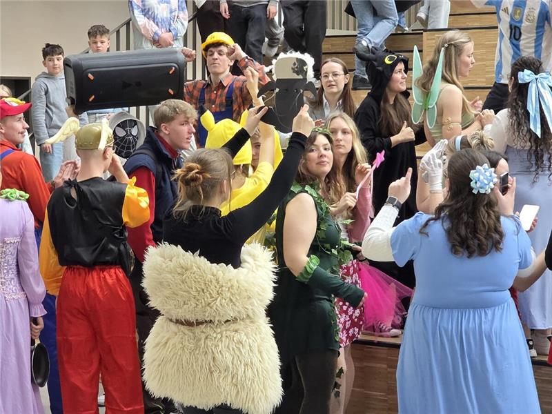 Am Christian-von-Dohm-Gymnasium verkörpern die Abiturienten am ersten Tag der Mo...