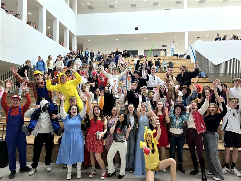 Am Christian-von-Dohm-Gymnasium verkörpern die Abiturienten am ersten Tag der Mo...