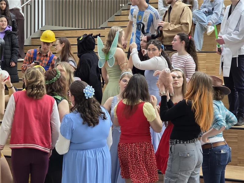 Am Christian-von-Dohm-Gymnasium verkörpern die Abiturienten am ersten Tag der Mo...
