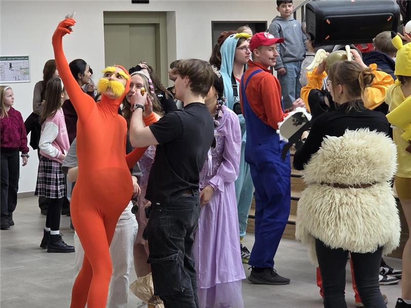 Am Christian-von-Dohm-Gymnasium verkörpern die Abiturienten am ersten Tag der Mo...