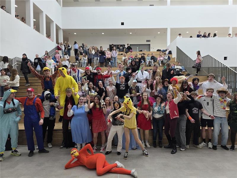 Am Christian-von-Dohm-Gymnasium verkörpern die Abiturienten am ersten Tag der Mo...