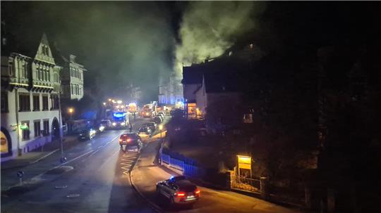 Ein Haus qualmt in einer Wohngegend.