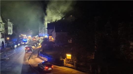 Ein Haus qualmt in einer Wohngegend.