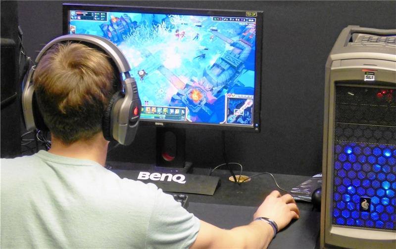 Im Jugendtreff Bad Harzburg: Lan-Party wie in alten Zeiten Am Computer zu zocken, ist eine Beschäftigung für alle Generationen. Und besonders viel Spaß macht es, wenn mehrere Teilnehmer mit- oder gegeneinander spielen. Früher ging das nur, indem man die Computer miteinander vernetzte – und genau solch eine Lan-Party soll es am 7. Oktober im Saal des Jugendtreffs geben. Symbolbild: Pixabay