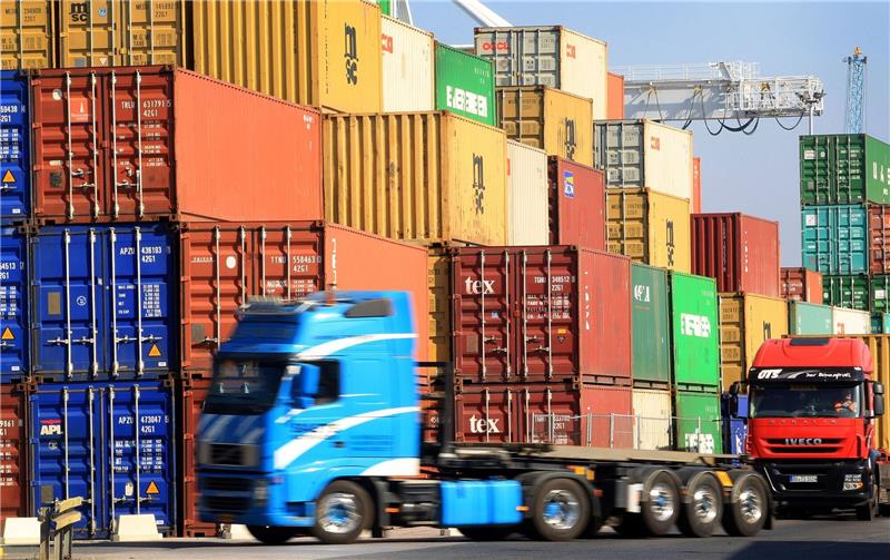 Studie: Chinas Bedeutung für deutsche Exporte könnte sinken Am Containerhafen werden Container verladen.