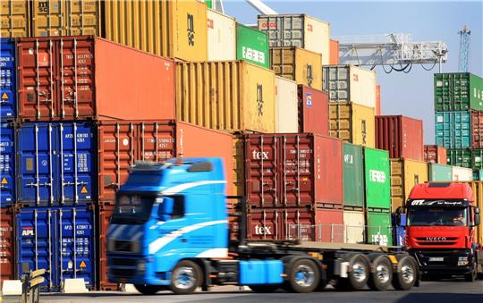 Am Containerhafen werden Container verladen.