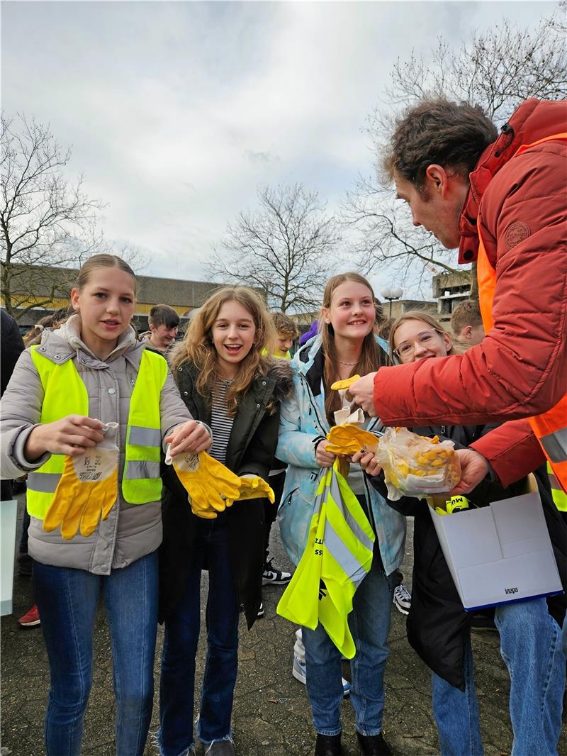 2130 Menschen helfen beim Müllsammeln in Goslar Am CvD-Gymnasium wird die Müllsammel-Ausrüstung verteilt.