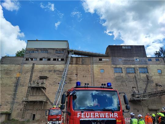 Am Dach der Siebanlage der Fels-Werke in Münchehof ist am Dienstag ein Schwelbrand ausgebrochen. Foto: Feuerwehr