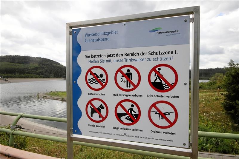 Am Damm des Granestausees informiert ein Hinweisschild darüber, was alles an der Talsperre, aus der Trinkwasser gewonnen wird, verboten ist.