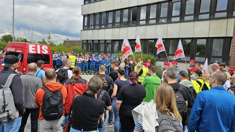 Der Geschäftsführer geht von Bord Am Dienstag demonstrieren Mitarbeiter von Albemarle am Chemiepark für höhere Tariflöhne.