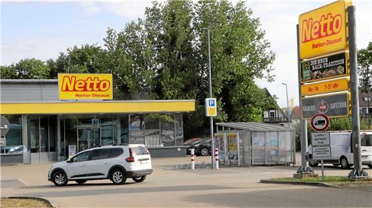 Am Dienstag ist der Parkplatz nicht mehr gesperrt und auch der Discounter hat wieder geöffnet.
