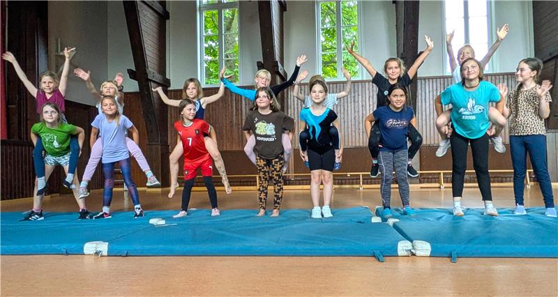 Wo hat der Bad Harzburger Ferienpass noch freie Plätze? Am Dienstag lernen 17 Kinder im Dorfgemeinschaftshaus Göttingerode die Grundlagen des Cheerleadings.