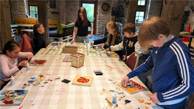 Das können Bad Harzburger Kinder in den Herbstferien noch erleben Am Dienstag werden die Ferienpasskinder zu Mosaikkünstlern.