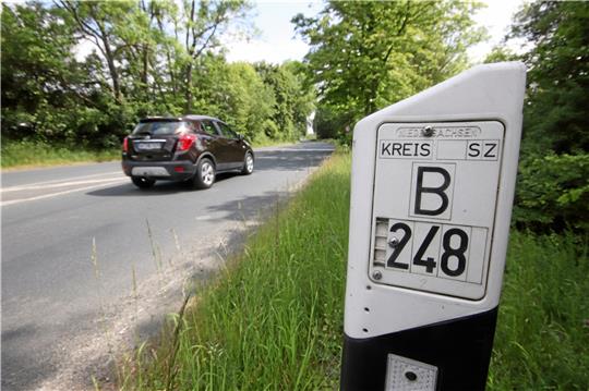 Am Dienstag wird die Vollsperrung der Bundesstraße 248 eingerichtet – die Fahrbahnsanierung beginnt. Foto: Gereke