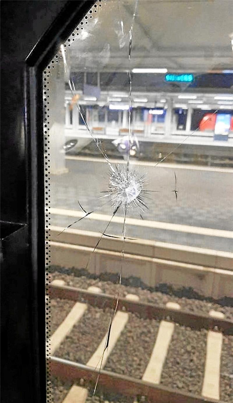 Am Dienstagabend hat ein Unbekannter auf einen Zug bei Vienenburg geschossen. Das Projektil schlug in eine Seitenscheibe des Führerstandes ein und blieb dort stecken. Foto: Bundespolizeiinspektion Hannover