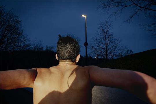 Am Dienstagabend sahen Passanten, wie ein Mann nackt eine Laterne hochkletterte. Montage: dpa/Freepik