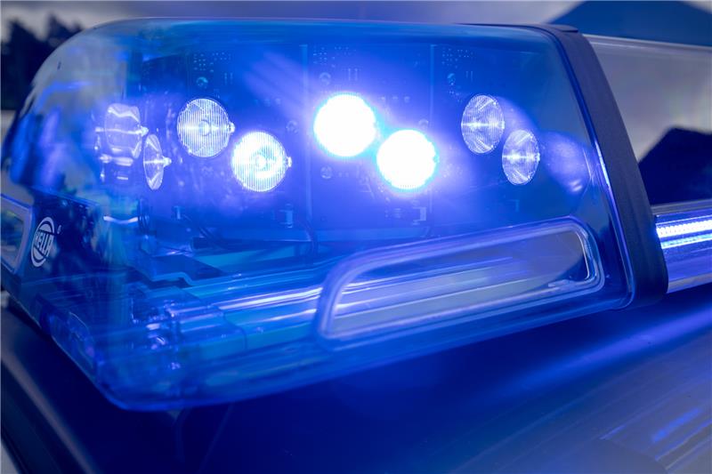 Tödlicher Unfall bei Rhüden: PKW-Fahrer übersieht Biker-Ehepaar Am Dienstag ist ein Motoradfahrer gestorben, der am Sonntag in einen Unfall bei Rhüden verwickelt gewesen ist. Seine Ehefrau, die sich mit auf dem Zweirad befunden hat, befindet sich außer Lebensgefahr. Foto: Daniel Karmann/dpa