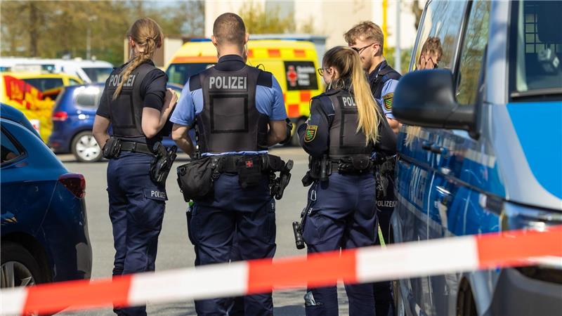 Am Dienstagmittag waren Hinweise auf Schüsse per Notruf eingegangen. Die Polizei ordnete dies den Angaben zufolge als lebensbedrohliche Einsatzlage ein.