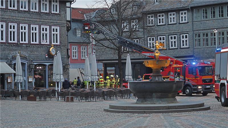 Goslar: Brand in Haus am Marktplatz verursacht hohen Schaden Am Dienstagmorgen geht bei der Feuerwehr eine Meldung über einen Brand am Goslarer Marktplatz ein.