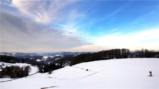Am Dienstagmorgen war es vor allem im Norden glatt, im Laufe des Tages zieht der Glatteisregen Richtung Süden.
