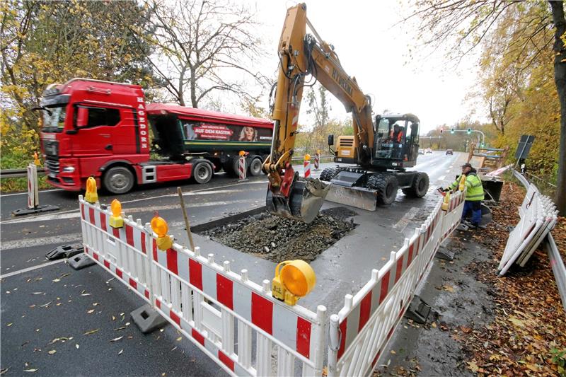 Am Dienstagnachmittag beginnen auf der Bundesstraße 6 bei Posthof die Baggerarbeiten, um zu dem Leck in der Leitung vordringen zu können. Foto: Gereke