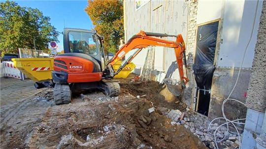 Am Dojo an der Marienburger Straße haben nun auch die Außenarbeiten begonnen. Der neue Zugang soll noch im Dezember stehen.