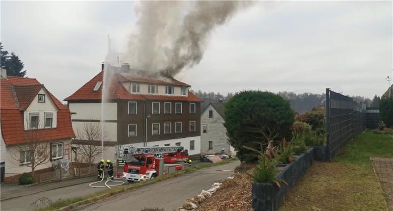 Dach der alten Post in Walkenried brennt – Haus unbewohnbar Am Donnerstag brennt in Walkenried die alte Post. Foto: Screenshot