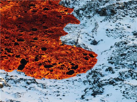 Am Donnerstag fließt Lava fließt über die Hauptstraße nach Grindavik.