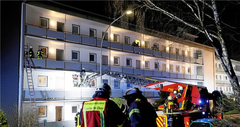 In Oker und Romkerhall sind Brandstifter am Werk Am Donnerstagabend bricht in einem Mehrparteienhaus am Okeraner Kästeweg ein Feuer aus. Die Einsatzkräfte retten Bewohner teils über die Balkone. Archivfoto: Epping