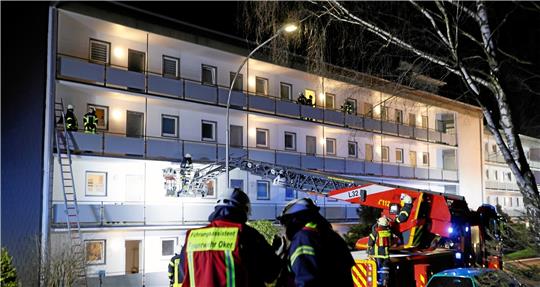 Am Donnerstagabend bricht in einem Mehrparteienhaus am Okeraner Kästeweg ein Feuer aus. Die Einsatzkräfte retten Bewohner teils über die Balkone. Archivfoto: Epping