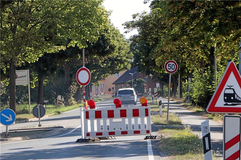 Am Donnerstagmorgen steht die Absperrung auf der L 500. Weil keine Baufahrzeuge in Sicht sind, umfahren sie fast alle Verkehrsteilnehmer.  Fotos: Gereke