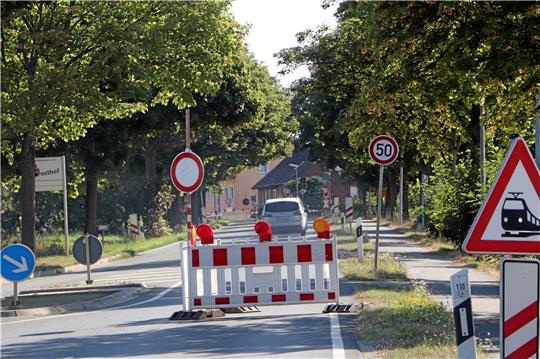 Am Donnerstagmorgen steht die Absperrung auf der L 500. Weil keine Baufahrzeuge in Sicht sind, umfahren sie fast alle Verkehrsteilnehmer.  Fotos: Gereke