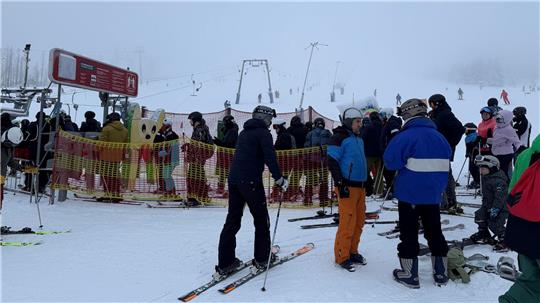 Am Donnerstagnachmittag ist trotz Nebels jede Menge los am Hexenritt. Viele Wintersportler nutzen die Pisten am Wurmberg.