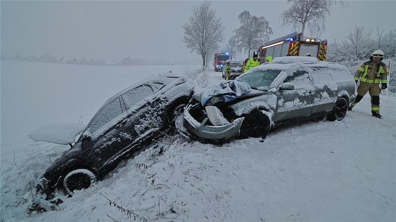 Trotz Schneefall und Glätte: Busse fahren und Schule findet statt Am Donnerstagnachmittag krachte es auf der K1: Zwei Menschen wurden bei dem Unfall verletzt.