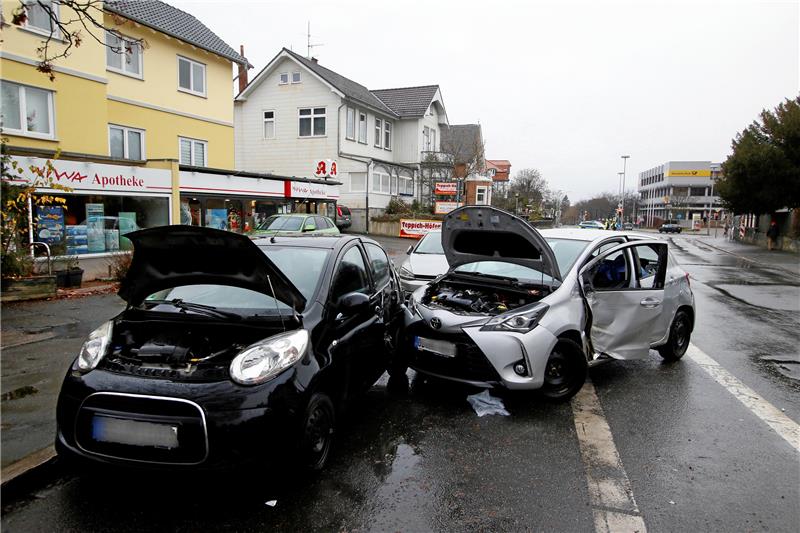 Busunfall in Goslar: Pkw übersieht Stadtbus – zwei Verletzte Am Donnerstagvormittag kam es zu einem Unfall auf der Astfelder Straße. Foto: Epping