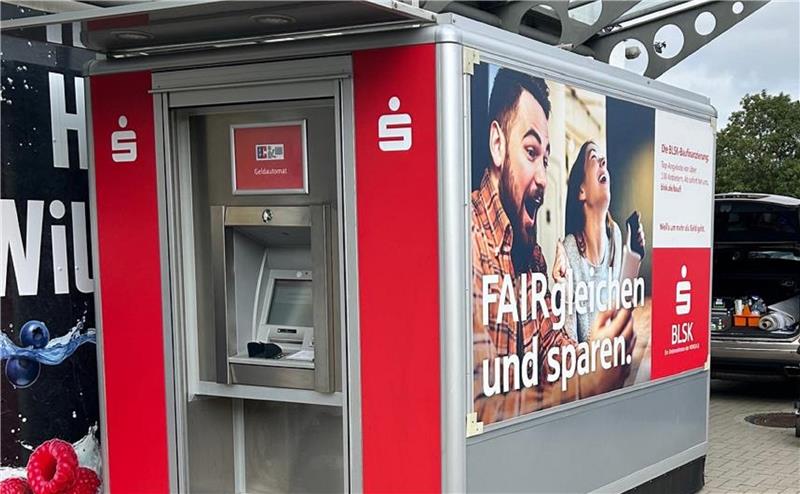 Am E-Center steht wieder ein Geldautomat. Allerdings funktioniert er zunächst nicht zuverlässig.