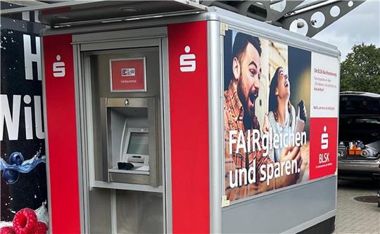 Am E-Center steht wieder ein Geldautomat. Allerdings funktioniert er zunächst nicht zuverlässig.