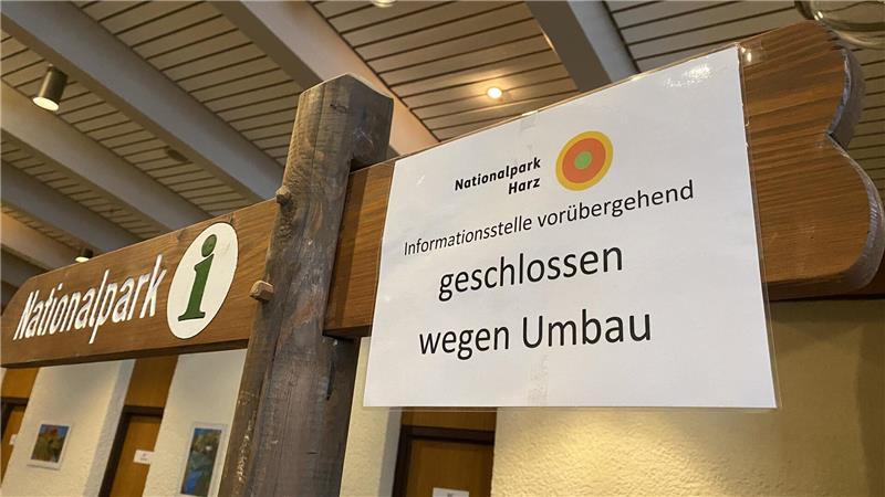 Was passiert mit der Nationalpark-Infostelle in Braunlage? Am Eingang ins Kurgastzentrum weist ein Schild auf die Umbauarbeiten hin.