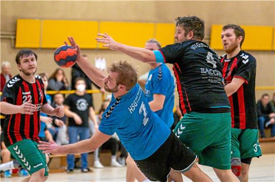 Am Ende darf gejubelt werden: Fabian Matthes (Mi.), der sieben Tore erzielt, gewinnt mit der HSG Bad Harzburg/Vienenburg das Derby beim MTV Hornburg. Martin Schulze (re.) und seine Mitstreiter bleiben damit Letzter.  Foto: Drechsler