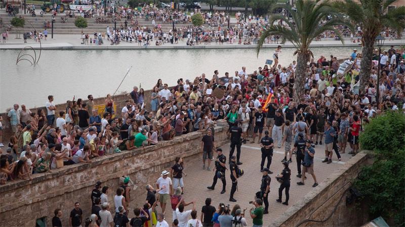 Rekord-Demo - Mallorca protestiert gegen „Tourismus-Tsunami“ Am Ende der Demonstration kam es zu Rangeleien zwischen Polizisten und Protestlern.
