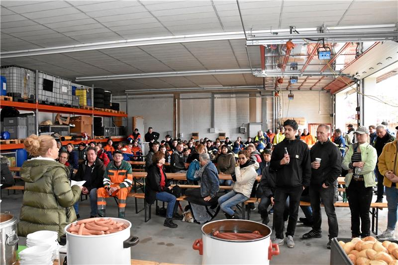 2130 Menschen helfen beim Müllsammeln in Goslar Am Ende der Sammelaktion gibt es einen Imbiss in der Goslarer Feuerwache. Oberbürgermeisterin Urte Schwerdtner (links) bedankt sich bei den Helfern. Foto: Roß